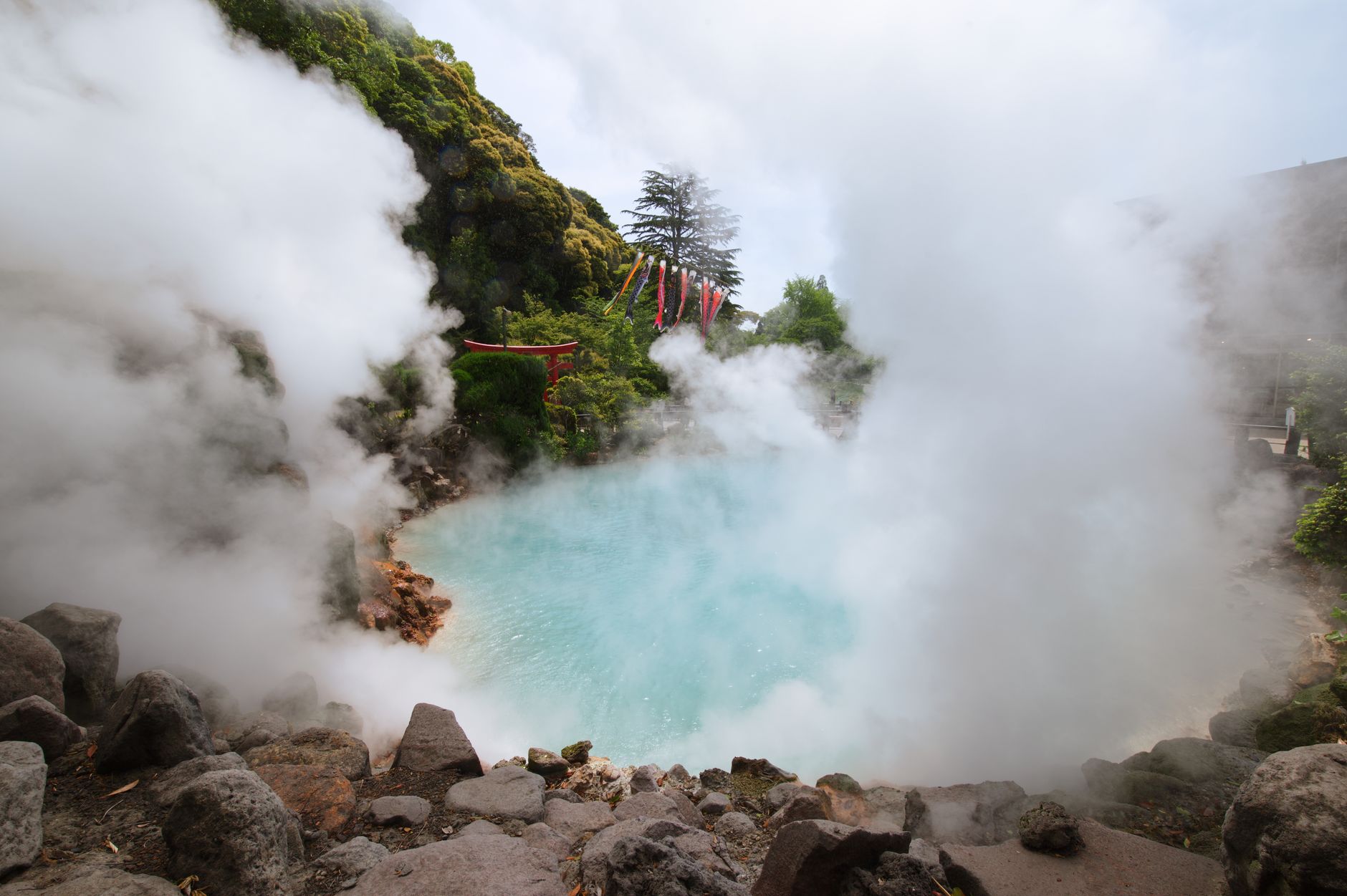 広大な露天風呂とサウナを備えたリゾート温泉のイメージ