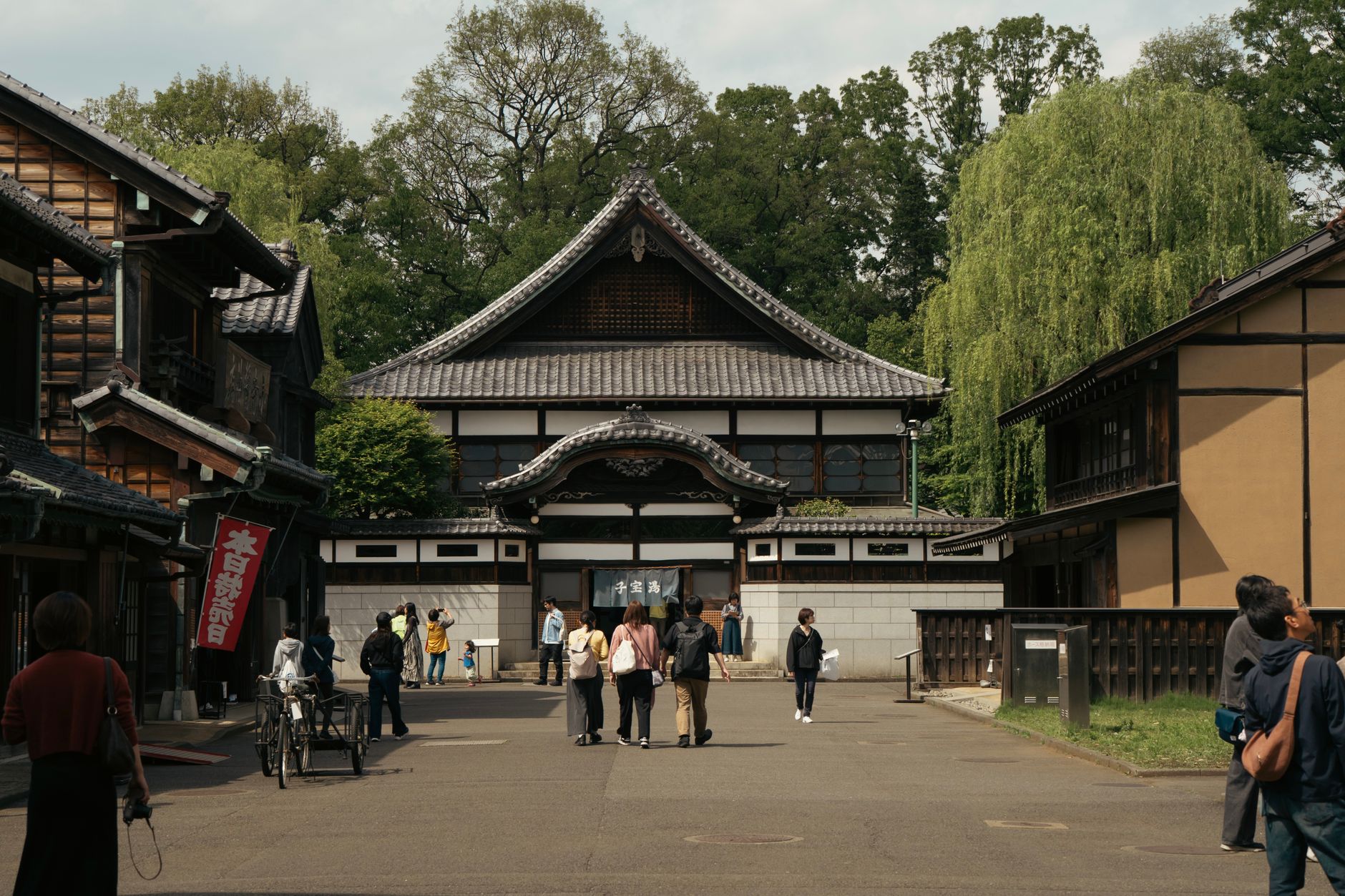 国の重要文化財・楼門をくぐって入る歴史ある温泉施設