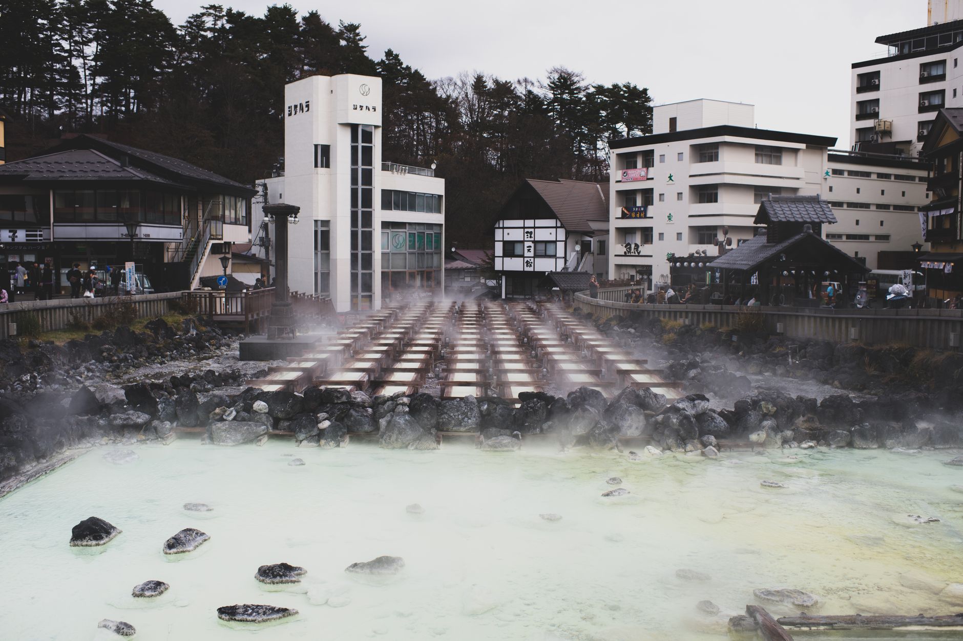 昭和レトロな雰囲気漂う秘湯サウナのイメージ